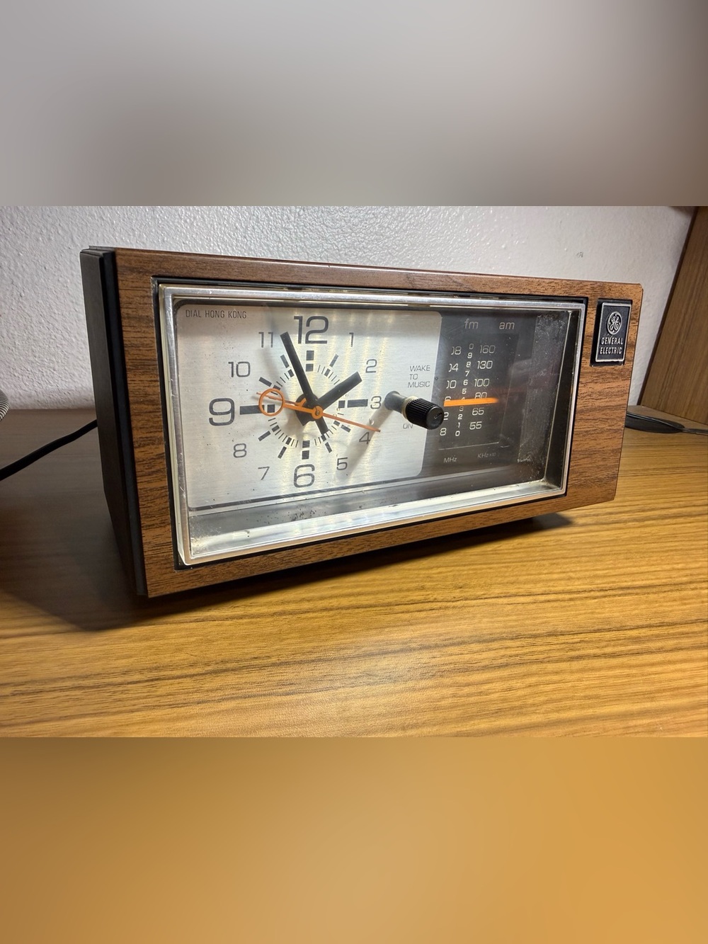 Vintage General Electric Clock Radio GE 7-4550D Brown Walnut Wood Grain Working